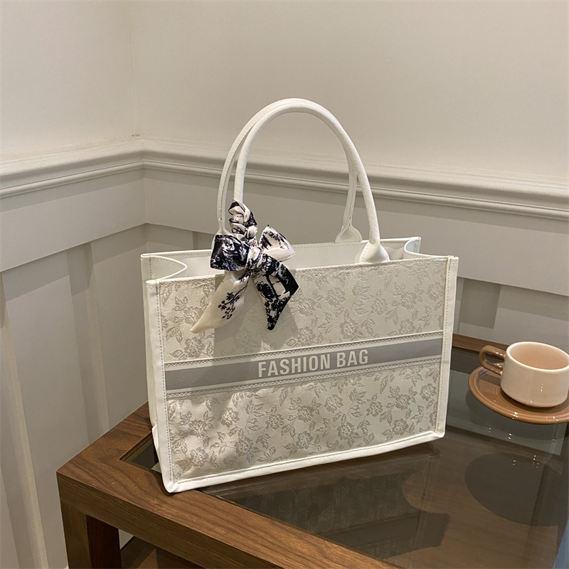 Luxury Bags Reseller - Sac fourre-tout de luxe élégant pour