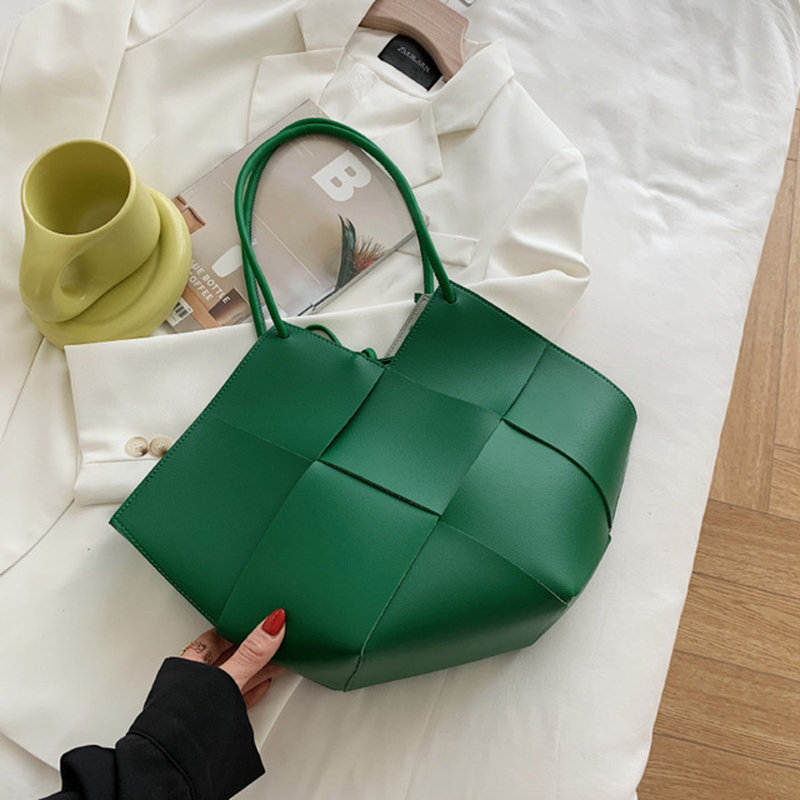 Luxury Bags Reseller - Grand fourre-tout en cuir rhomboïd pour