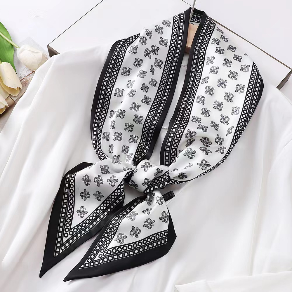Foulard carré de luxe en soie  - Discount Luxury Bags avis et prix