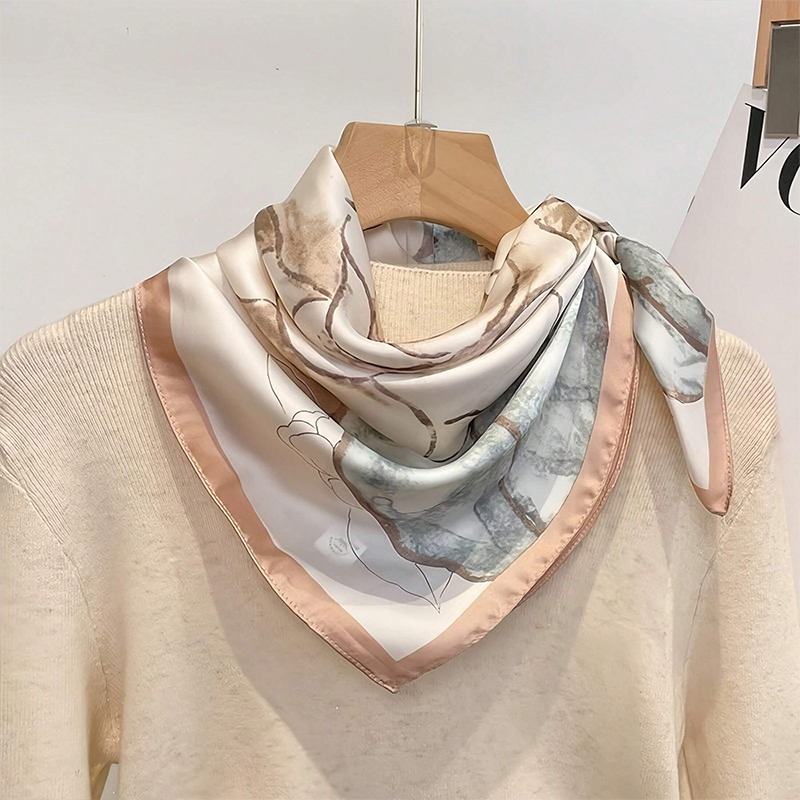 Foulard carré en soie imprimé  - Discount Luxury Bags avis et prix